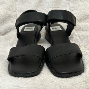 Women’s AirSpeee Black Sandals 7.5M